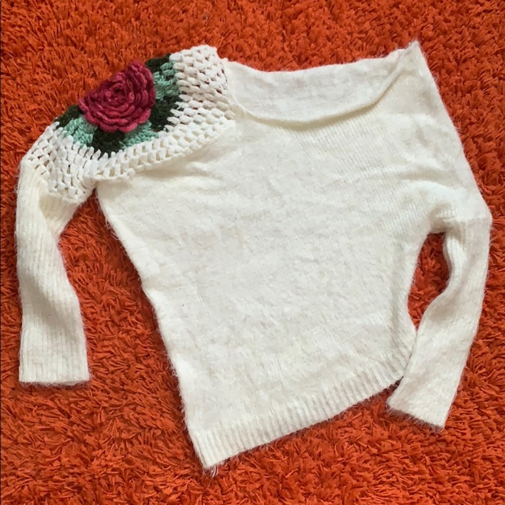 Flower swings sweater